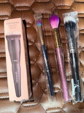 NWT- BUNDLE OF MAKEUP BRUSHES